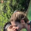 Luan Santana esquenta o clima com beijo em passeio de barco