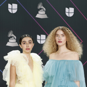 Ana Caetano e Vitória Falcão, do duo Anavitória, escolheram vestidos Julia Pak, de tule em cores suaves