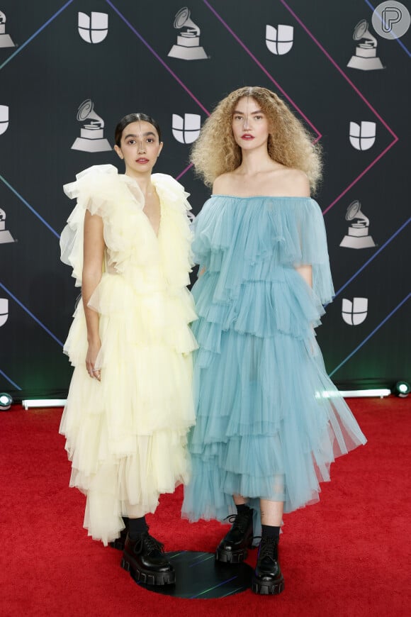 Ana Caetano e Vitória Falcão, do duo Anavitória, escolheram vestidos Julia Pak, de tule em cores suaves