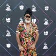 Carlinhos Brown usou macacão cheio de estilo no red carpet do Grammy 2021