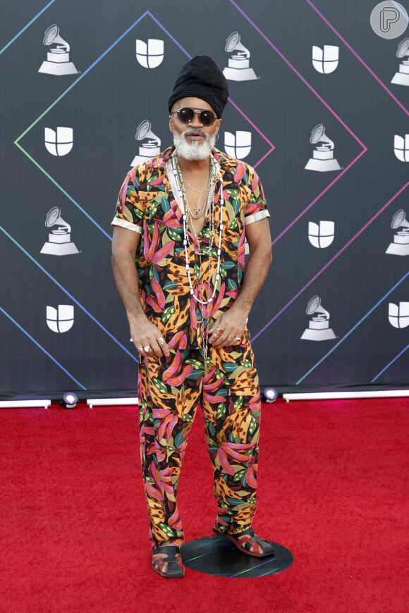Carlinhos Brown usou macacão cheio de estilo no red carpet do Grammy 2021