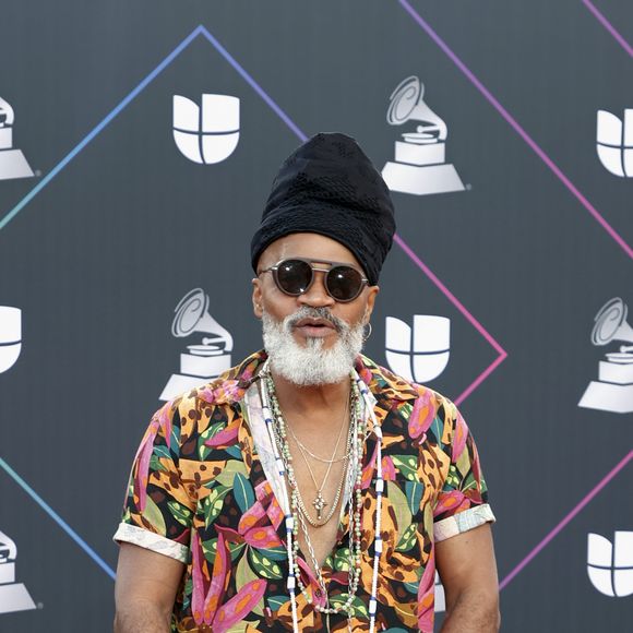 Carlinhos Brown usou macacão cheio de estilo no red carpet do Grammy 2021