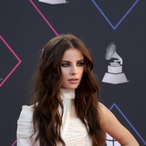 A cantora Giulia Be escolheu um vestido branco com vibe futurista para o Grammy Larino