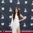 A cantora Giulia Be escolheu look all white para o red carpet do Grammy Latino
