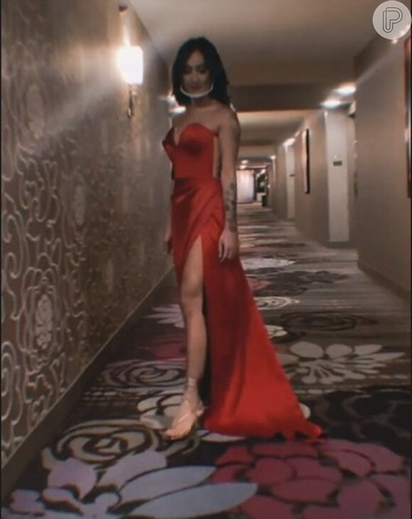 Grammy Latino 2021: o vestido vermelho de Gabi, da banda Melim, tinha fenda poderosa