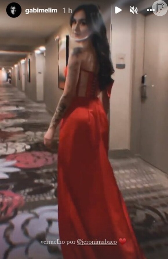 Longo vermelho de Gabi Melim no Grammy Latino 2021 tinha ombro único