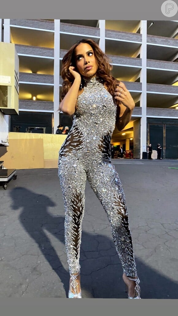 Anitta usou macacão prateado durante o Grammy Latino 2021