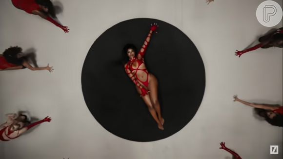 Iza fez coreografias ousadas no clipe 'Sem Filtro'