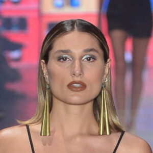 Sasha desfila para a marca Misci na 52ª da SPFW e exibe look com top diferente