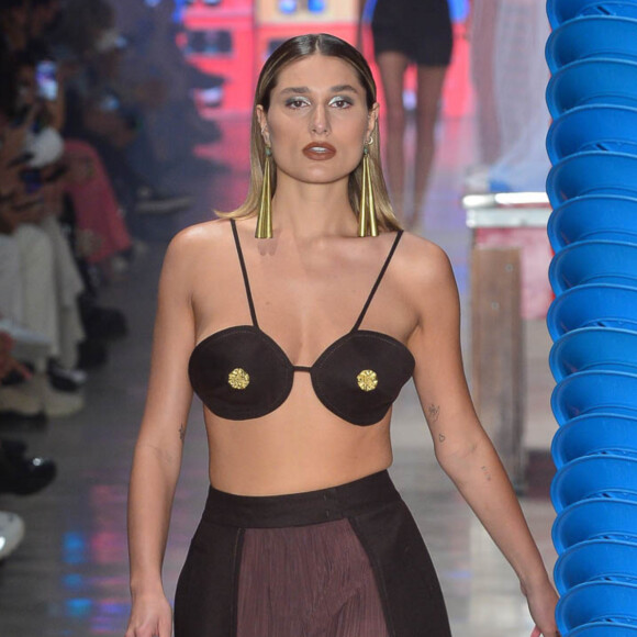Sasha desfila para a marca Misci na 52ª da SPFW e exibe look com top diferente