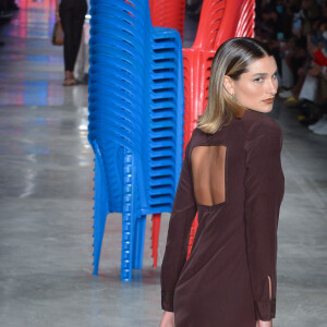 Sasha destacou detalhe nas costas do vestido ao desfilar pela segunda vez na SPFW nesta sexta (19)