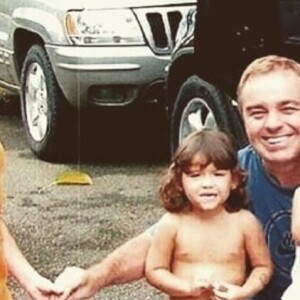 Filhos de Gugu Liberato aparecem com o apresentador em foto antiga