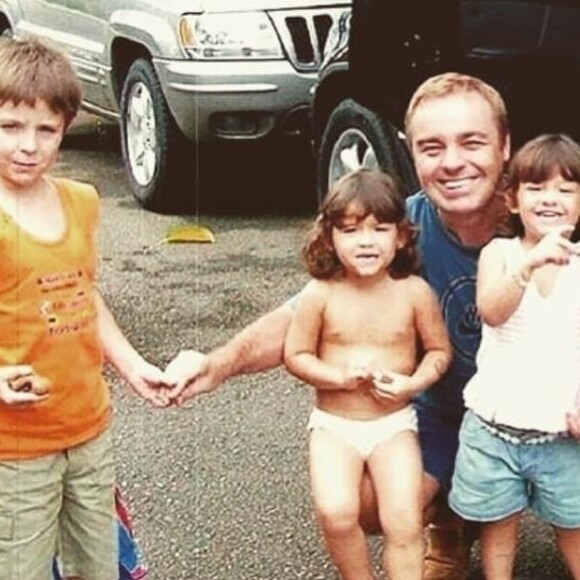 Filhos de Gugu Liberato aparecem com o apresentador em foto antiga