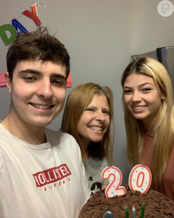 Filho de Gugu Liberato, João Augusto comemorou aniversário com a mãe e a namorada