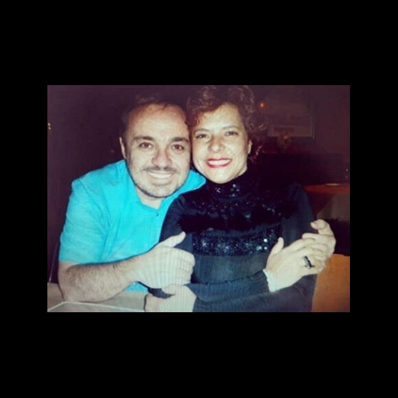 Viúva de Gugu Liberato compartilha foto antiga abraçada ao apresentador