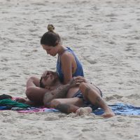 Felipe Titto e a mulher namoram nas areias da praia em dia de sol no Rio