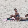 Felipe Titto e a mulher, Mel Martinez, namoram na praia da Barra da Tijuca, no Rio de Janeiro
