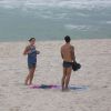 Felipe Titto e a mulher, Mel Martinez, namoram na praia da Barra da Tijuca, no Rio de Janeiro