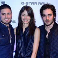 Laura Neiva, sem Chay Suede, prestigia evento ao lado de Fiuk e Daniel Rocha