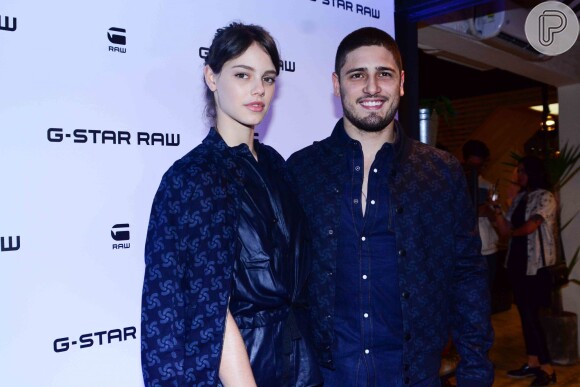 Laura Neiva e Daniel Rocha prestigiam a festa de lançamento da coleção RAW for the Oceans, na Cartel 011, em São Paulo