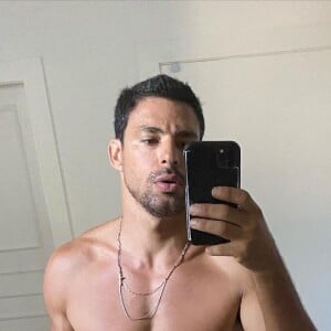 Cauã Reymond publicou, ontem (23), fotos sem camisa e chamou atenção na web