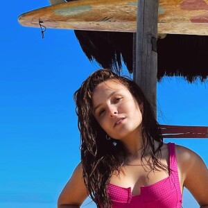 Larissa Manoela é adepta dos biquínis hot pants, ou seja, com calcinha cintura alta