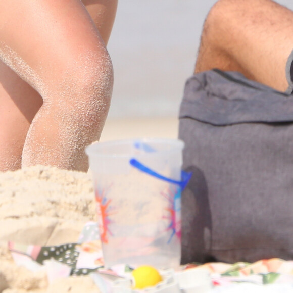 O top de biquíni no estilo sutiã também é um dos favoritos de Larissa Manoela quando o assunto é moda praia