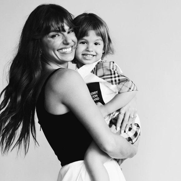 Isis Valverde compartilhou fotos fofas ao lado do filho nas redes sociais