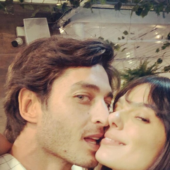 André Resende e Isis Valverde posaram coladinhos em aniversário de filho