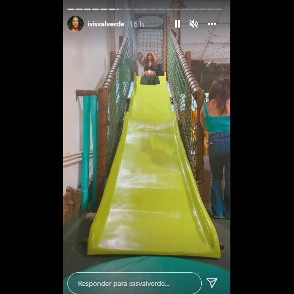 Isis Valverde também se divertiu com os brinquedos da festa