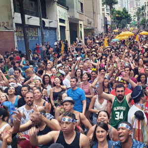 Pelo fato de o Carnaval reunir mulhares de pessoas, a realização do evento, incluindo o 'Bloco da Preta', poderia aumentar o contágio