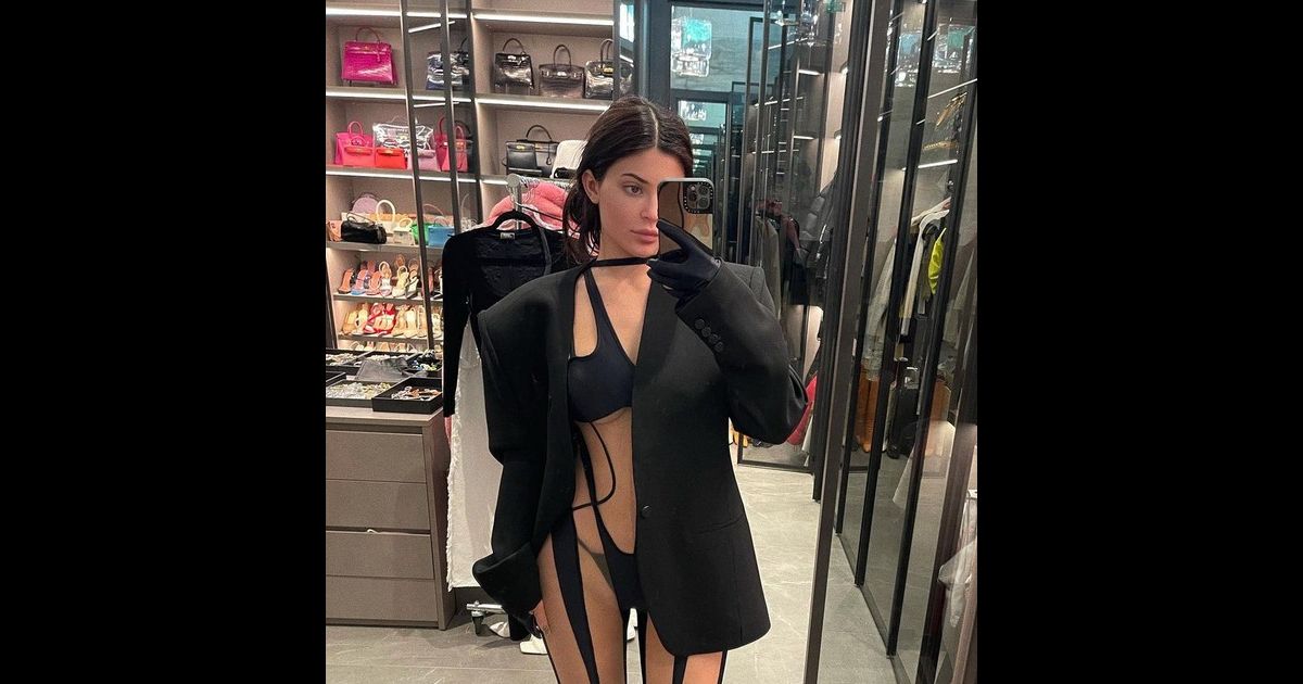 Kylie Jenner Já Usou A Calça Com Transparência Nas Pernas Quadril E Bumbum Purepeople 