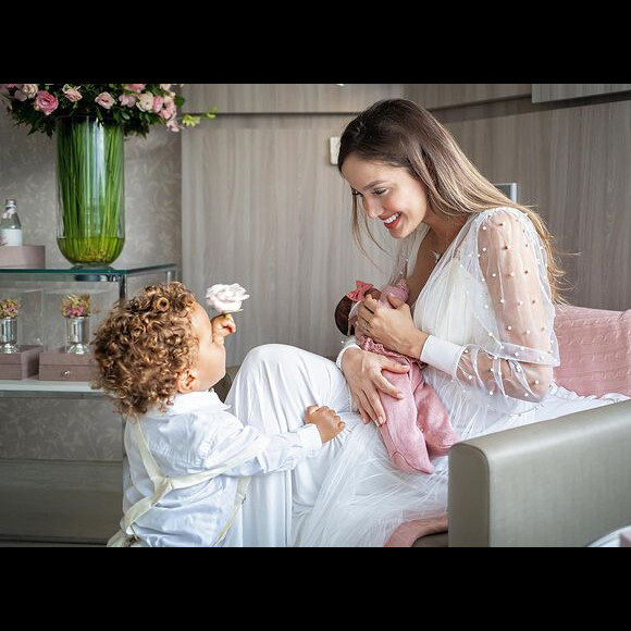 Biah Rodrigues chegou a dizer que costuma segurar o choro quando Theo e Fernanda pedem atenção ao mesmo tempo