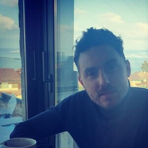 Aksel Ustun é ator francês que já estrelou em algumas produções internacionais