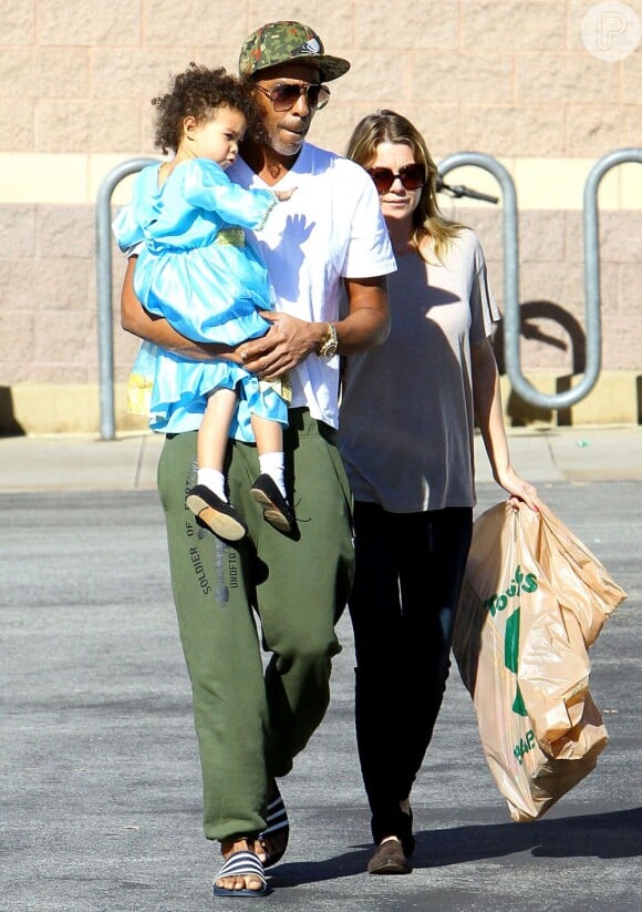 Ellen Pompeo, seu marido, Chris Ivery, e a filha deles, Stella, saem da loja Toys'R'Us em Los Angeles, em 24 de novembro de 2012