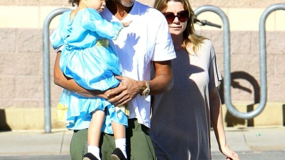 Ellen Pompeo, de 'Grey's Anatomy', passeia com filha e marido em Los Angeles