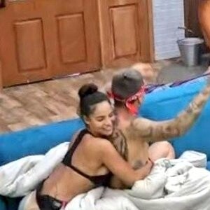 'A Fazenda 13': Aline Mineiro fez massagem nas costas de MC Gui e, em seguida, web notou movimentação no edredom, apontando masturbação da peoa no funkeiro