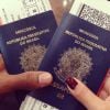 Marcello Melo Jr. e a namorada, Caroline Alves, mostram passaportes e passagens para Istambul
