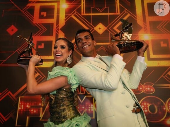 Marcello Melo Jr. e Raquel Guarini levantam o troféu do 'Dança dos Famosos'