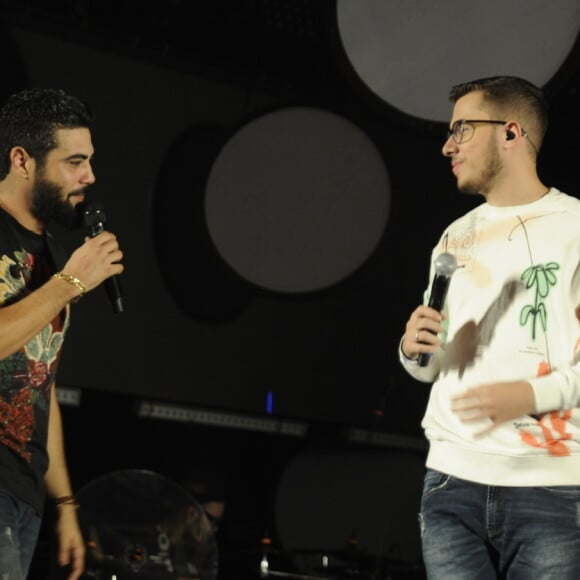 Henrique e Juliano receberam a dupla Dom Vittor e Gustavo no palco