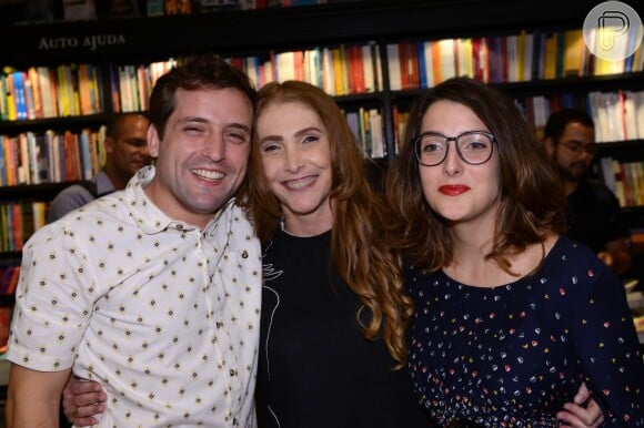 Clarice Falcão e Gregorio Duvivier apareceram juntos no lançamento do livro de Adriana Falcão, mãe da atriz, na livraria Travessa do Leblon, no Rio de Janeiro, em outubro deste ano