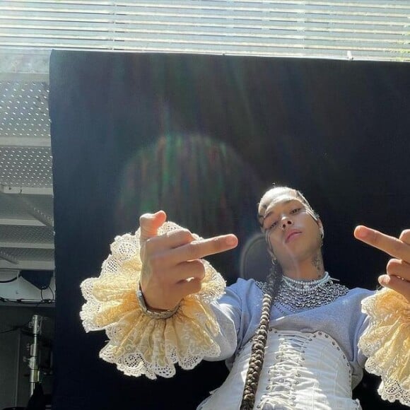 Vitão publicou fotos de um ensaio no qual aparece usando vestido