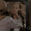 Na cena de 'Malhação Sonhos', Lucrécia (Helena Fernandes) se atrapalha com um lenço e a filha (Anaju Dorigon) a vê careca