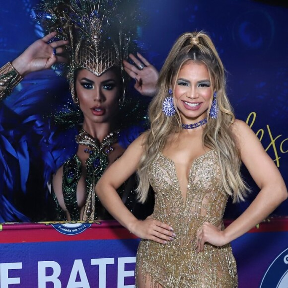 Lexa brilhou com um look de cristais no ensaio da Unidos da Tijuca neste domingo, 12 de dezembro de 2021