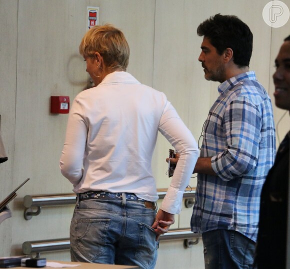 Xuxa vai ao cinema com o namorado, Junno Andrade, e passeiam de mãos dadas em shopping no Rio de Janeiro