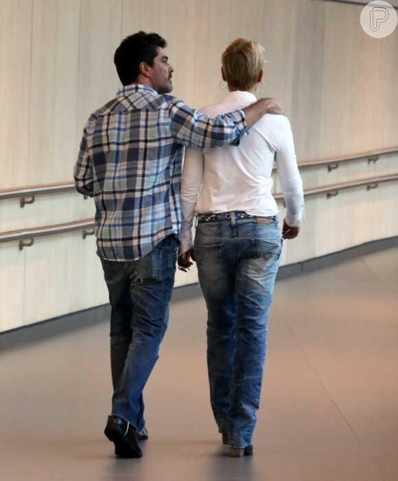 Xuxa vai ao cinema com o namorado, Junno Andrade, e passeiam de mãos dadas em shopping no Rio de Janeirojunn