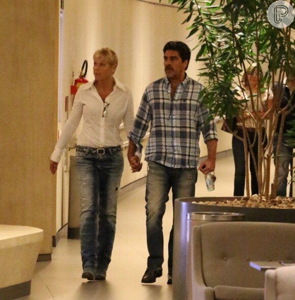 O casal, Xuxa e Junno Andrade, foi visto em um shopping na Barra da Tijuca, no Rio