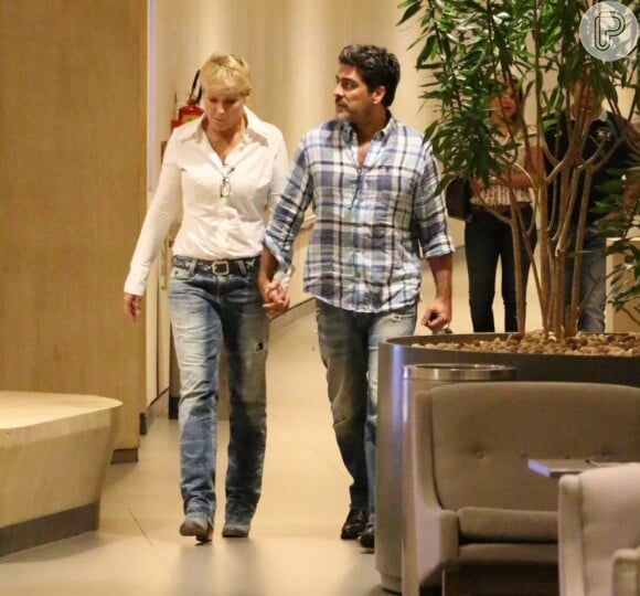 Sem a bota ortopédica, Xuxa passeou com o namorado, Junno Andrade