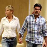 Xuxa e Junno Andrade vão ao cinema e andam de mãos dadas em shopping no RJ