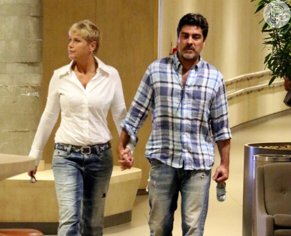 Xuxa vai ao cinema com o namorado, Junno Andrade, e passeiam de mãos dadas em shopping no Rio de Janeiro, nesta segunda-feira, 1º de dezembro de 2014
